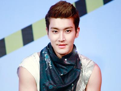 Wah, Siwon Super Junior Tolong Fans yang Terdorong di Bandara!